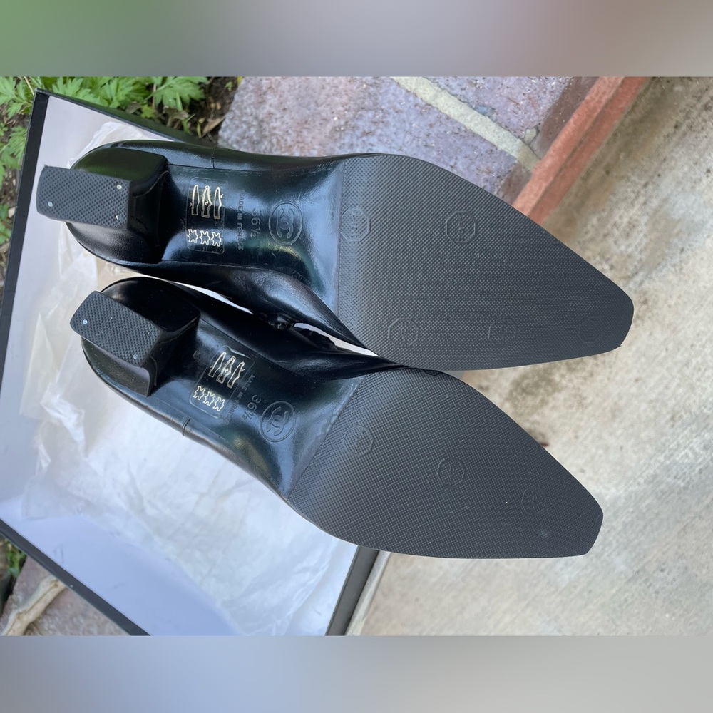 Authentic Vintage Chanel black leather boots with CC logo - Picture 4 of 15